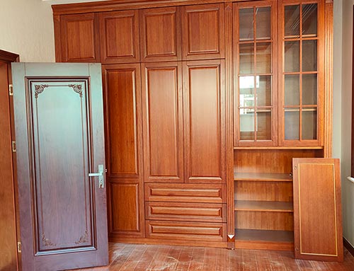九龙坡中式家庭装修里定制的实木衣柜效果图